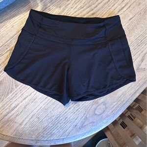 Black speed up Lululemon shorts 2.5in